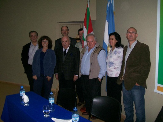 Jorge Beramendi, Enrique Aramburu, Luis Luquez, Marite Echegoyen, Jorge Otaño, Carlos Irisarri, Txarito Naya eta Federico Intxauspe Udako Euskal Unibertsitateko ordezkariak (argazkiaUVV)